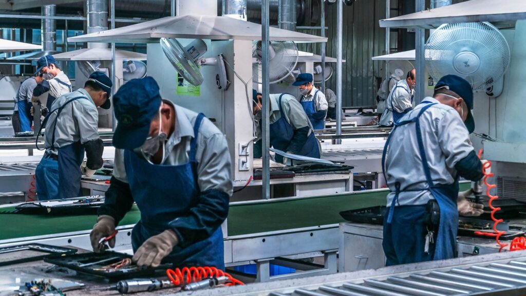 Smarte Fabriken, smarte Fachkräfte 3 Arbeiter in Fabrik